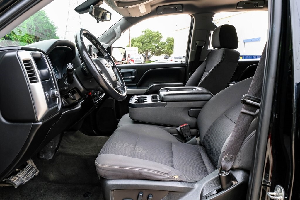 2018 Chevrolet Silverado 1500 LT photo 2