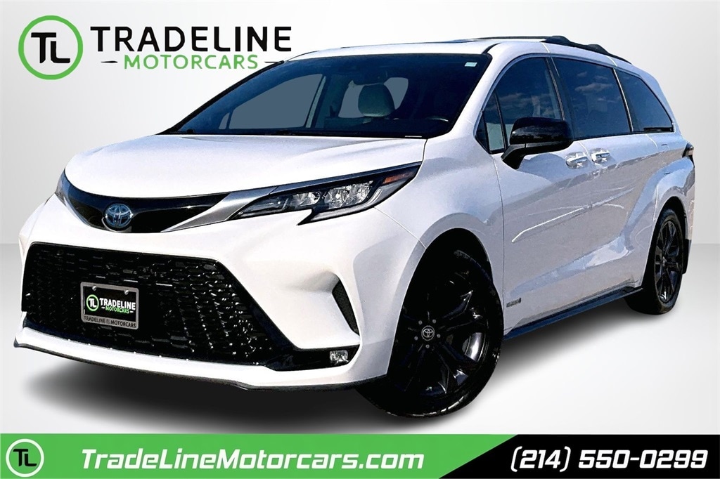 2021 Toyota Sienna XSE's photo