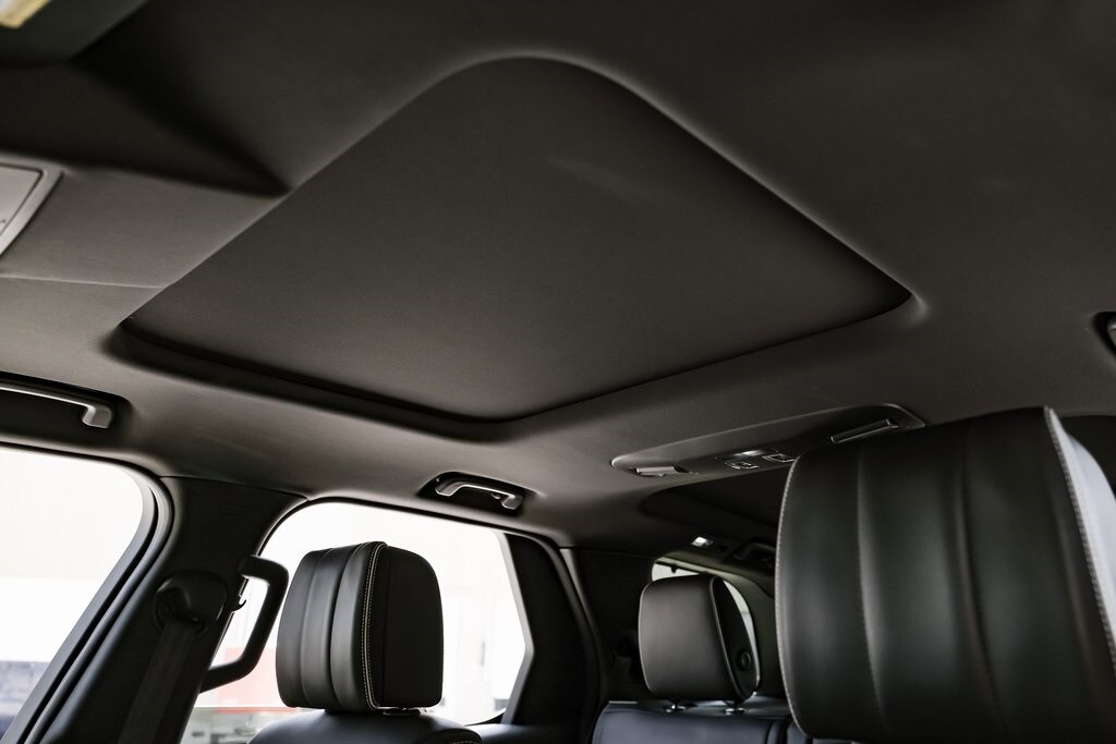 2020 Land Rover Discovery HSE Luxury photo 3