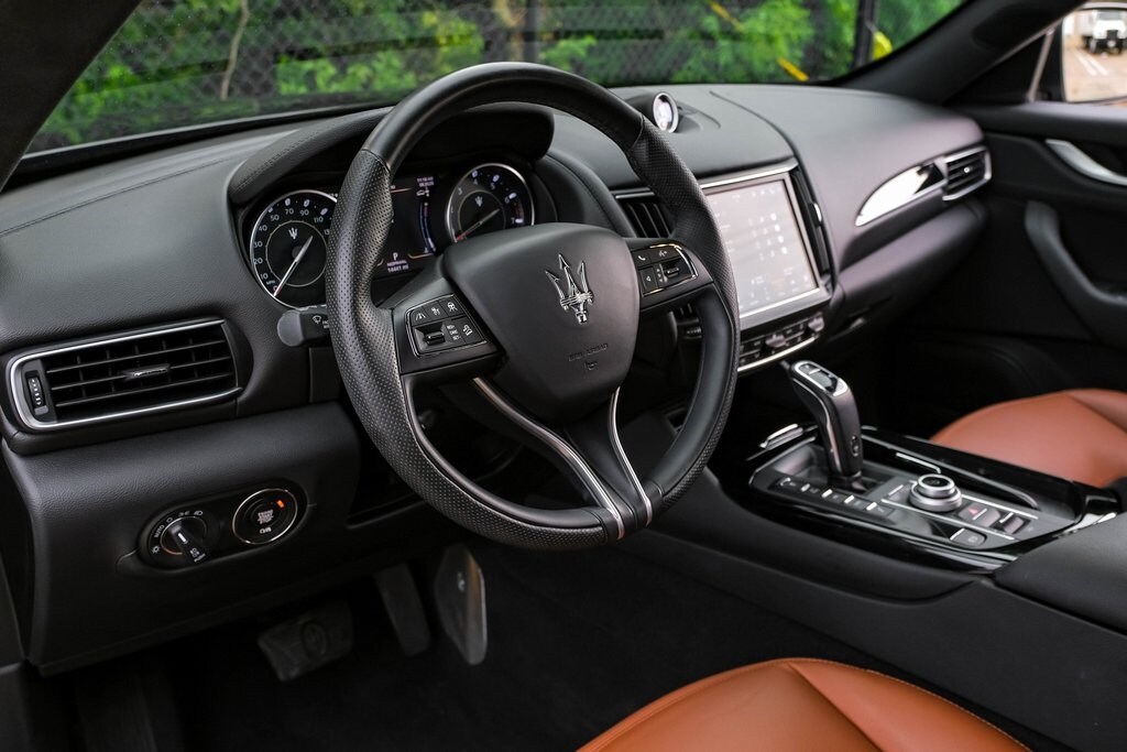 2023 Maserati Levante Base GT photo 2