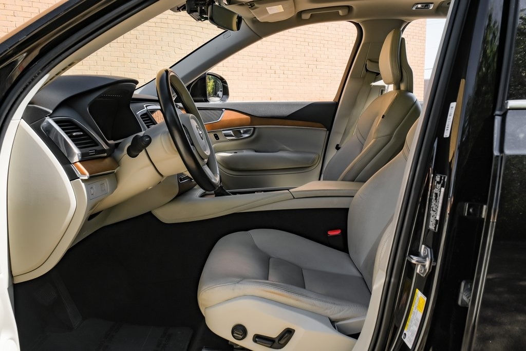 Used 2021 Volvo XC90 T6 Momentum SUV