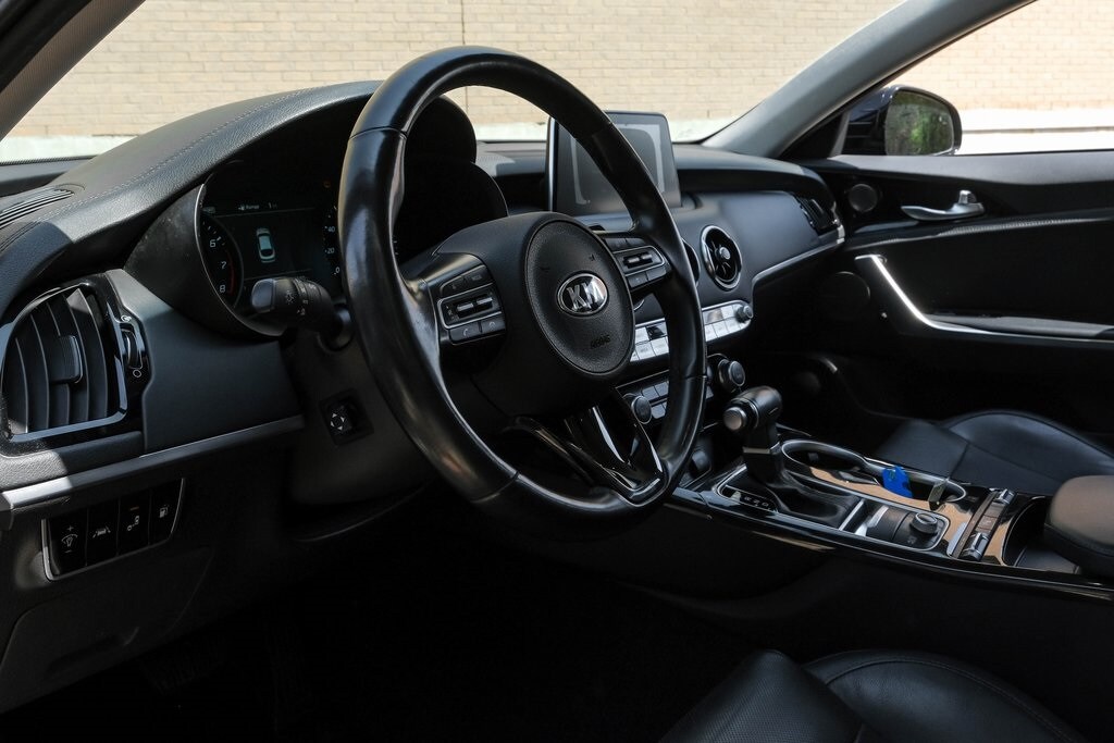 2018 Kia Stinger Premium photo 2
