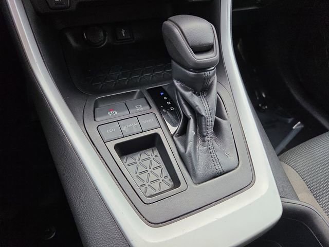 2022 Toyota RAV4 LE - Photo 16