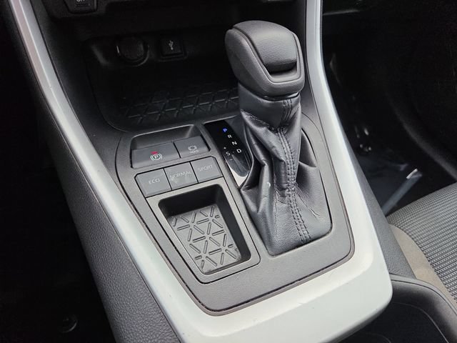 2022 Toyota RAV4 LE - Photo 15