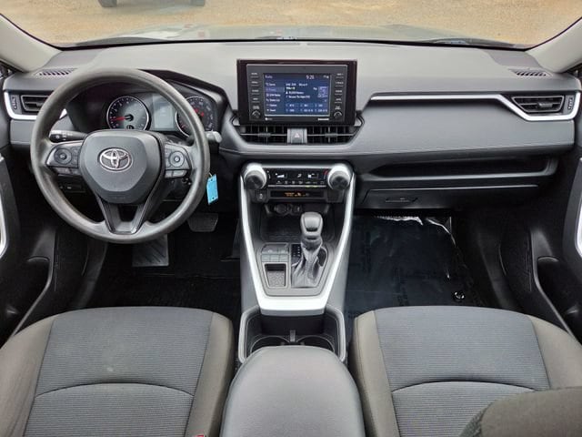 2022 Toyota RAV4 LE - Photo 18