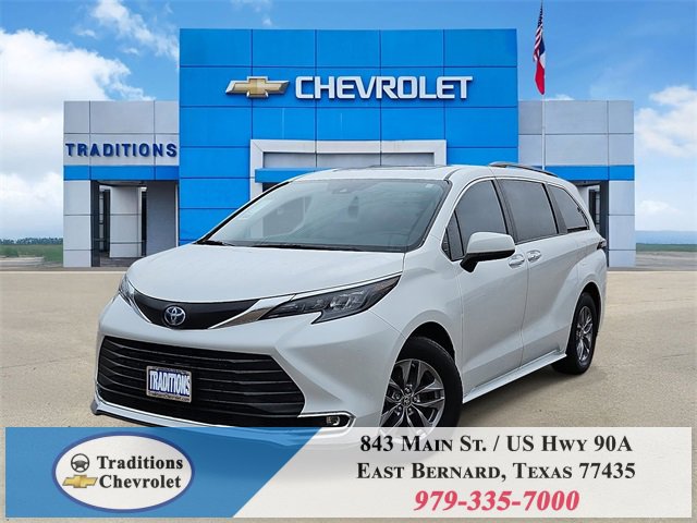 2024 Toyota Sienna XLE's photo