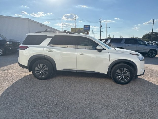 2022 Nissan Pathfinder SV photo 4