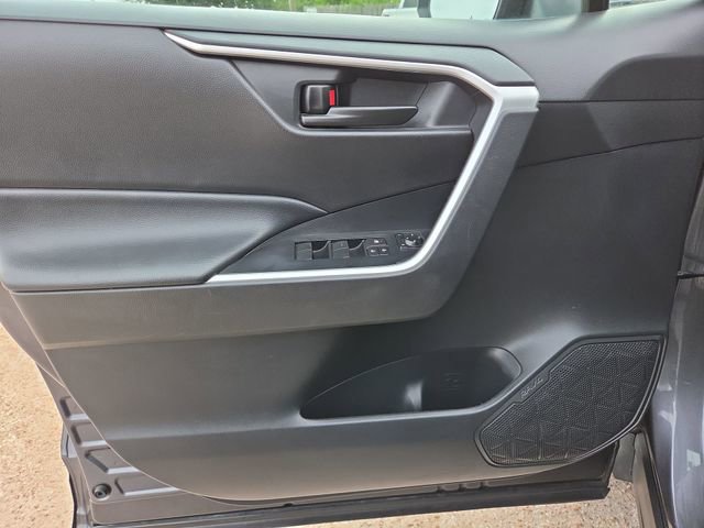 2022 Toyota RAV4 LE - Photo 21