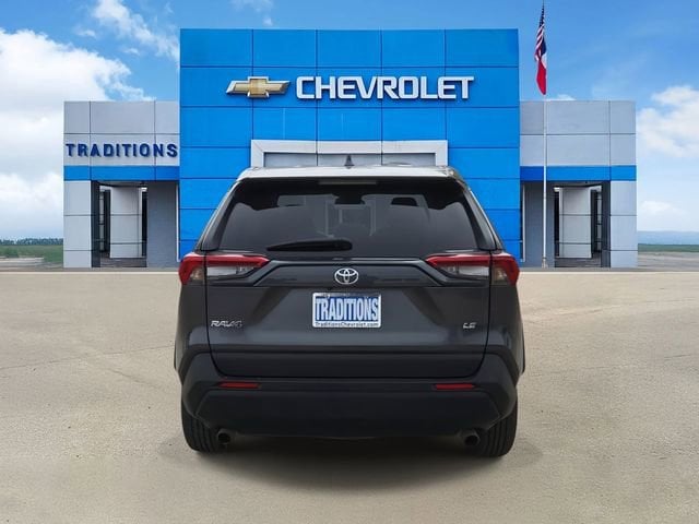 2022 Toyota RAV4 LE - Photo 8