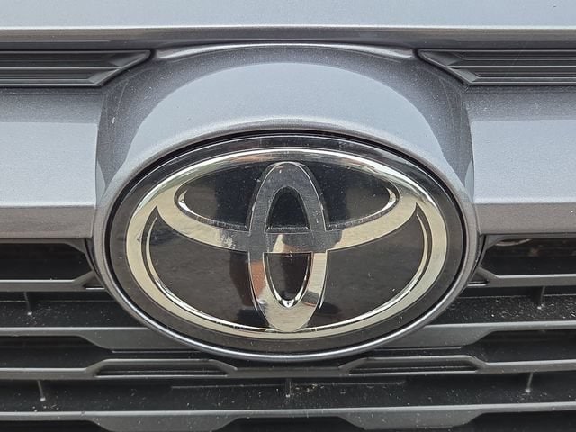 2022 Toyota RAV4 LE - Photo 28