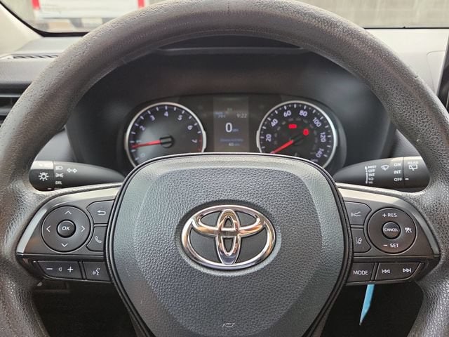 2022 Toyota RAV4 LE - Photo 11