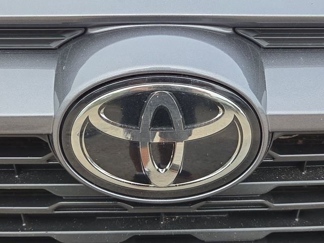 2022 Toyota RAV4 LE - Photo 29