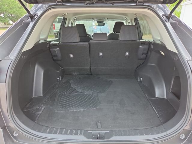 2022 Toyota RAV4 LE - Photo 24