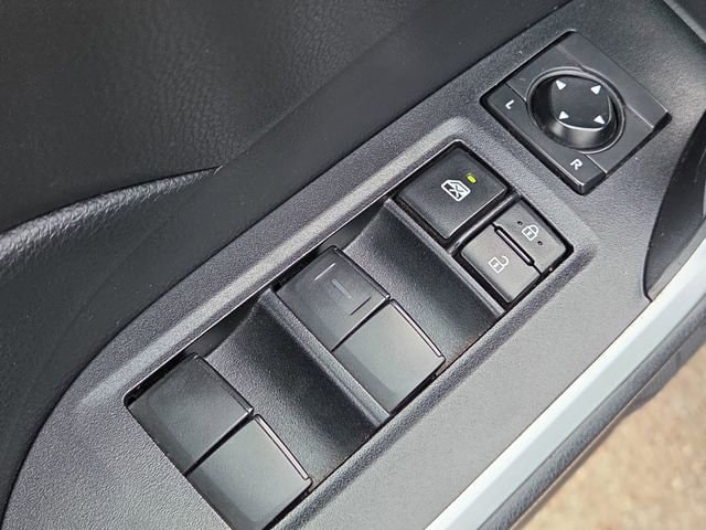2022 Toyota RAV4 LE - Photo 22