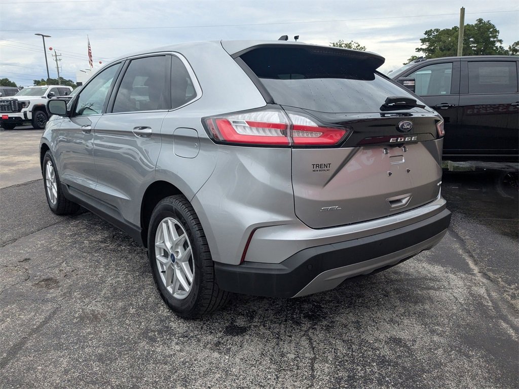 2022 Ford Edge SEL photo 2