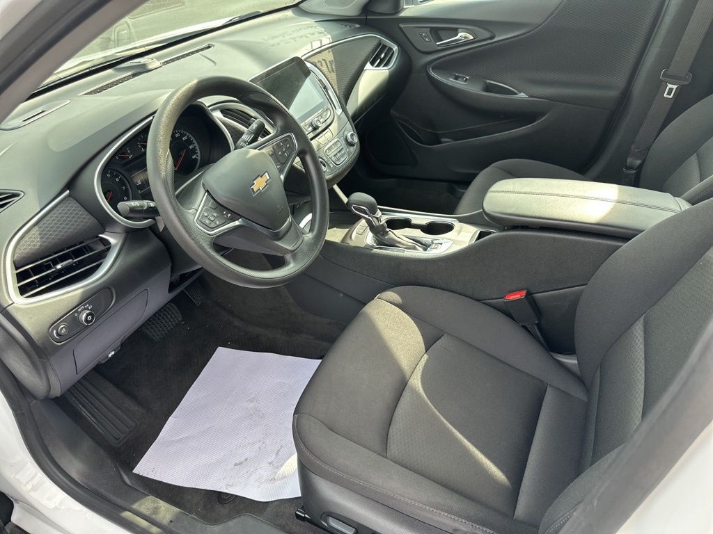 2024 Chevrolet Malibu 1LT photo 2