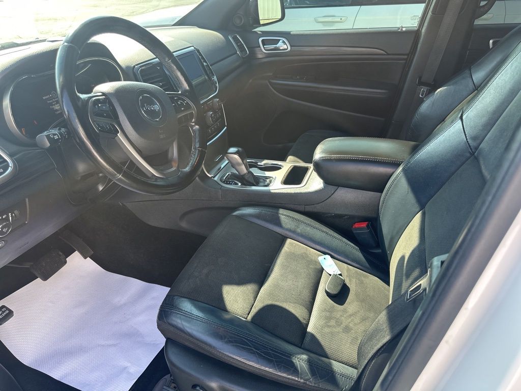 2021 Jeep Grand Cherokee Laredo X photo 2