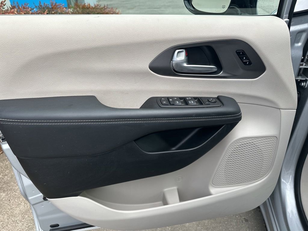 2024 Chrysler Pacifica Touring L - Photo 17