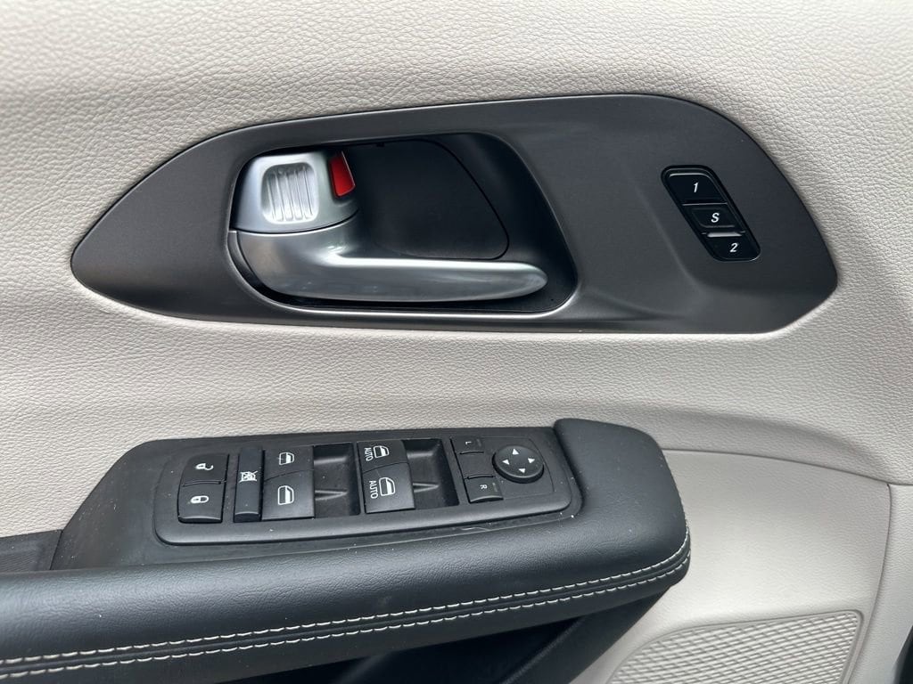 2024 Chrysler Pacifica Touring L - Photo 18
