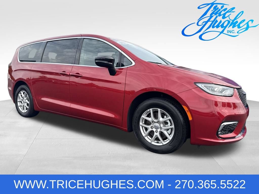 2025 Chrysler Pacifica Select's photo