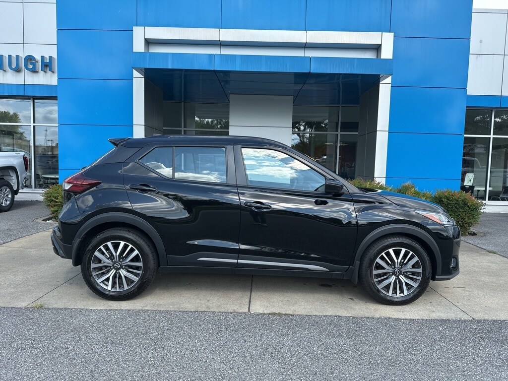 2024 Nissan Kicks SR photo 2