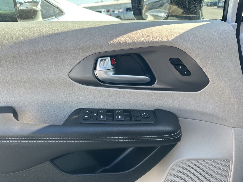 2024 Chrysler Pacifica Touring L - Photo 14