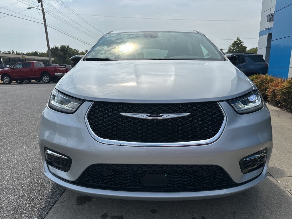 2024 Chrysler Pacifica Touring L photo 2