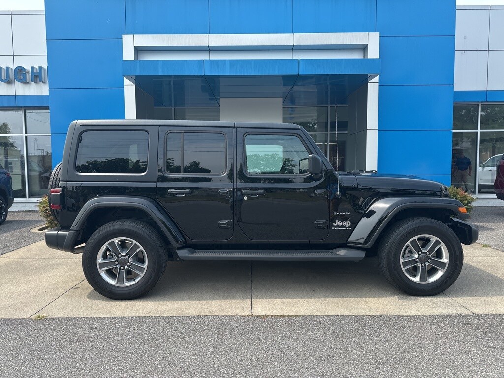 2023 Jeep Wrangler Sahara photo 3