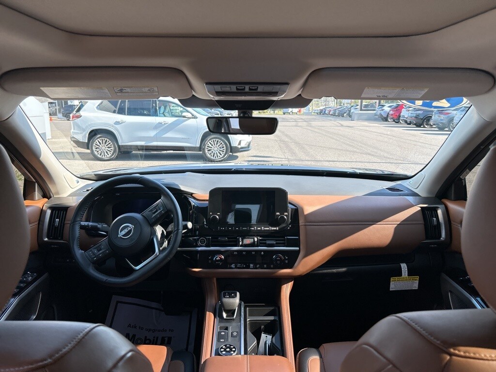 2024 Nissan Pathfinder Platinum photo 2