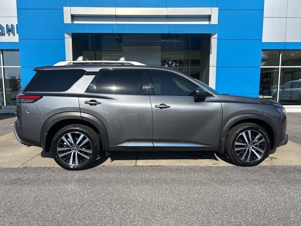 2024 Nissan Pathfinder Platinum photo 3