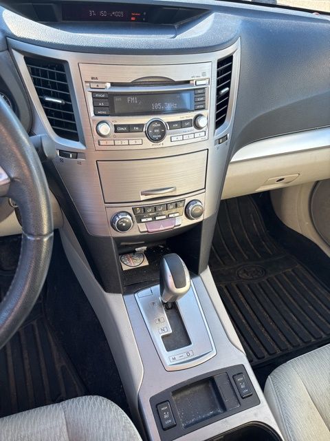 2010 Subaru Legacy 2.5i Premium photo 3