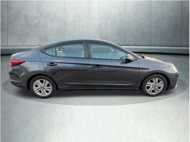 2020 Hyundai Elantra SEL photo 2