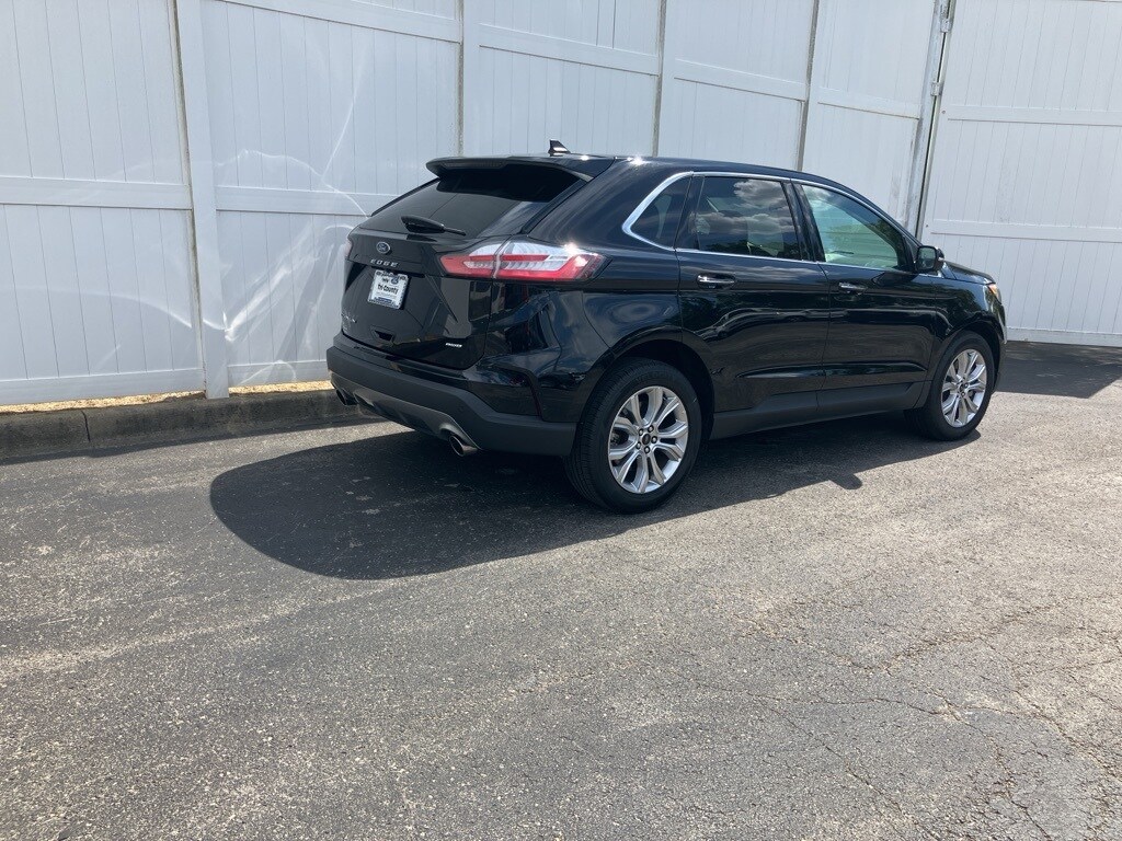 2024 Ford Edge Titanium photo 2