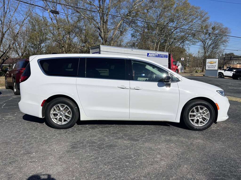 Used 2024 Chrysler Pacifica Touring L