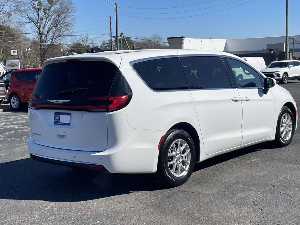 Used 2023 Chrysler Pacifica Touring L