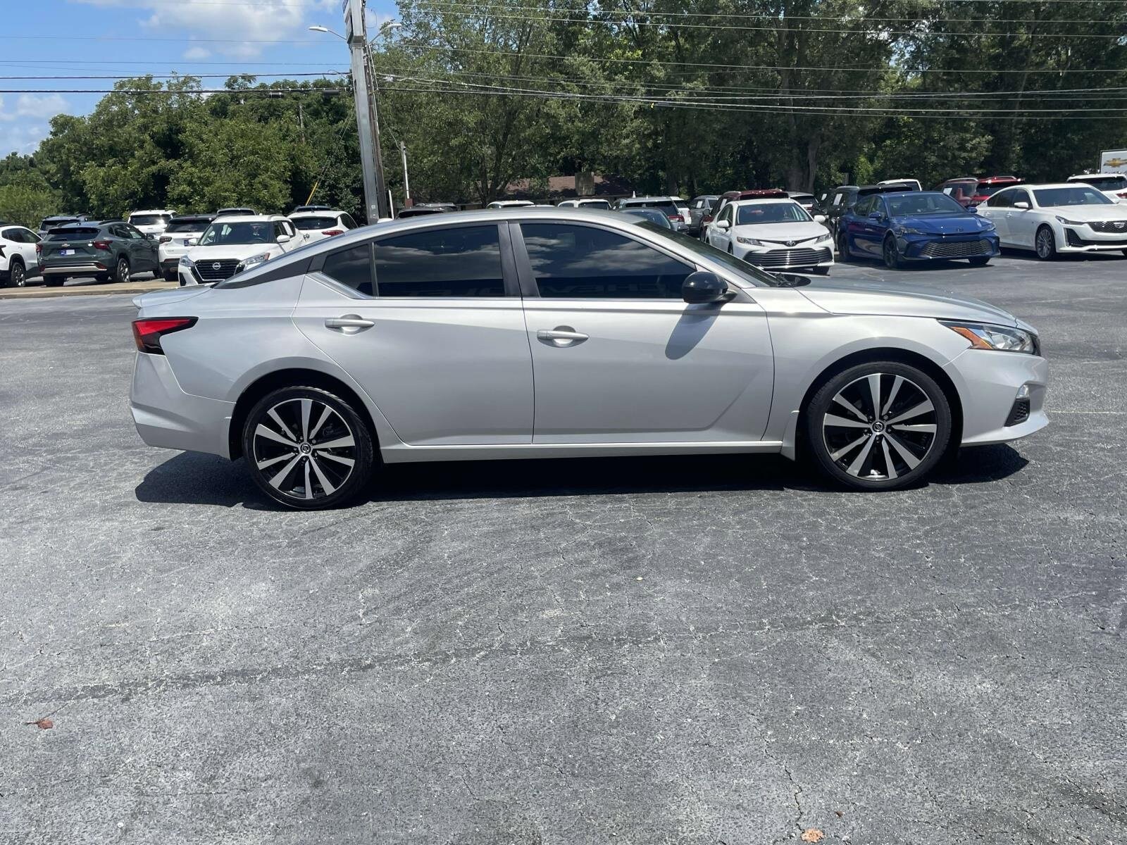 2022 Nissan Altima SR photo 2