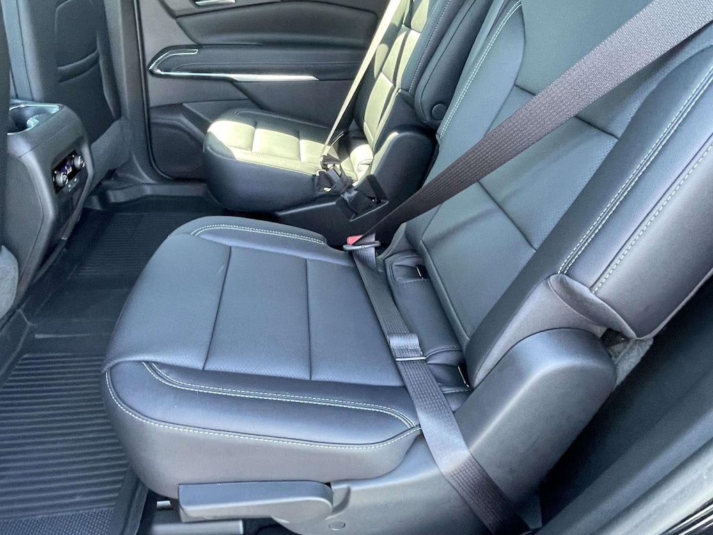 2026 Chevrolet Traverse photo 2