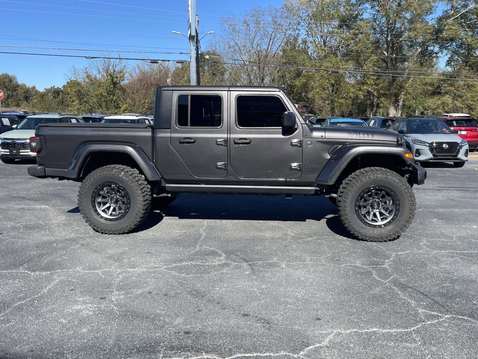 2024 Jeep Gladiator Willys photo 2