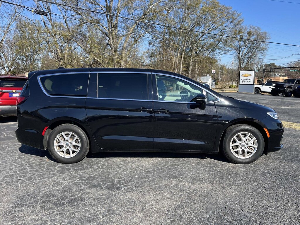 Used 2024 Chrysler Pacifica Touring L