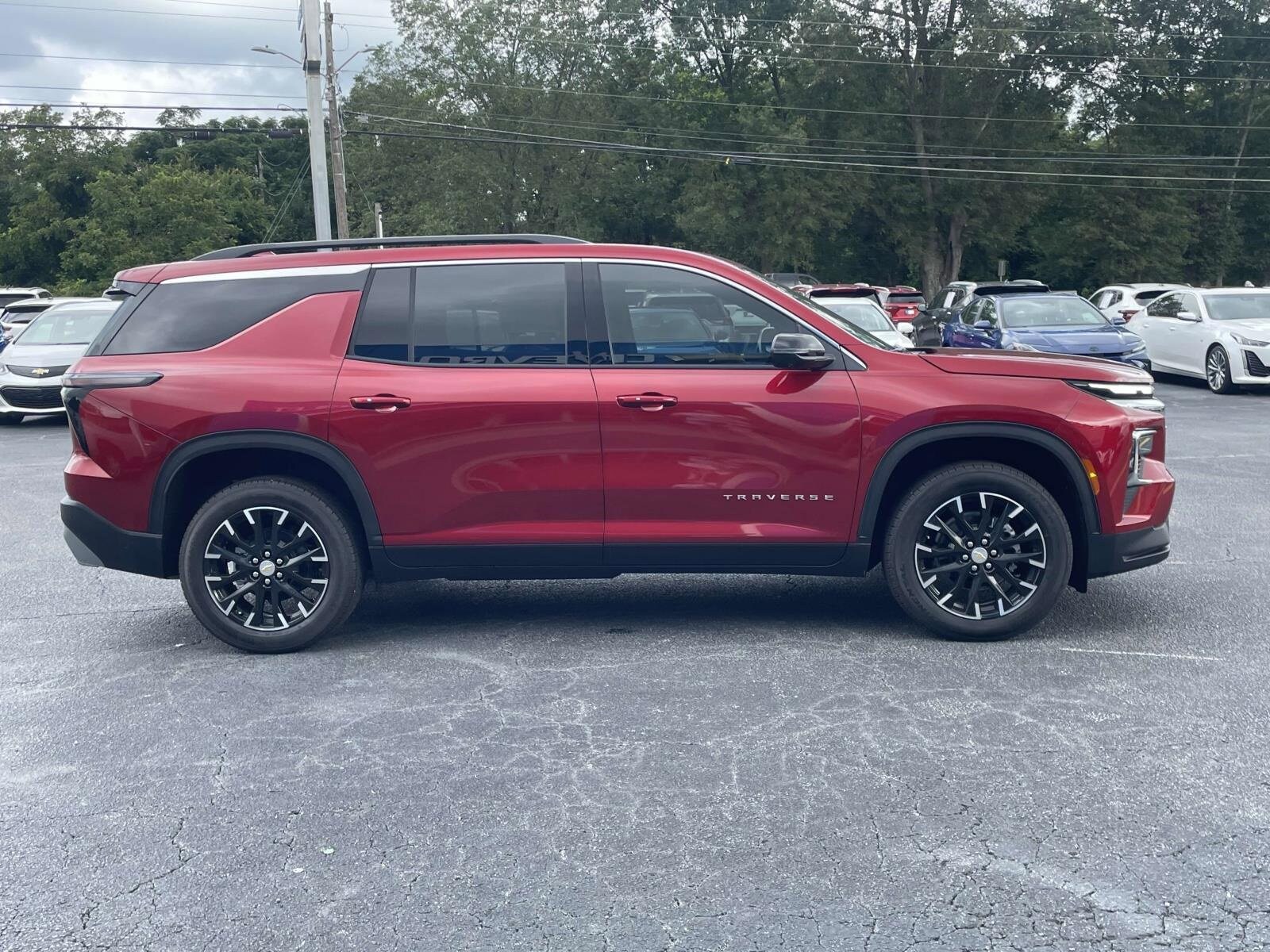 2025 Chevrolet Traverse photo 2