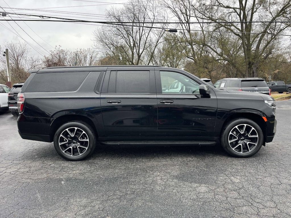 2024 Chevrolet Suburban RST photo 2