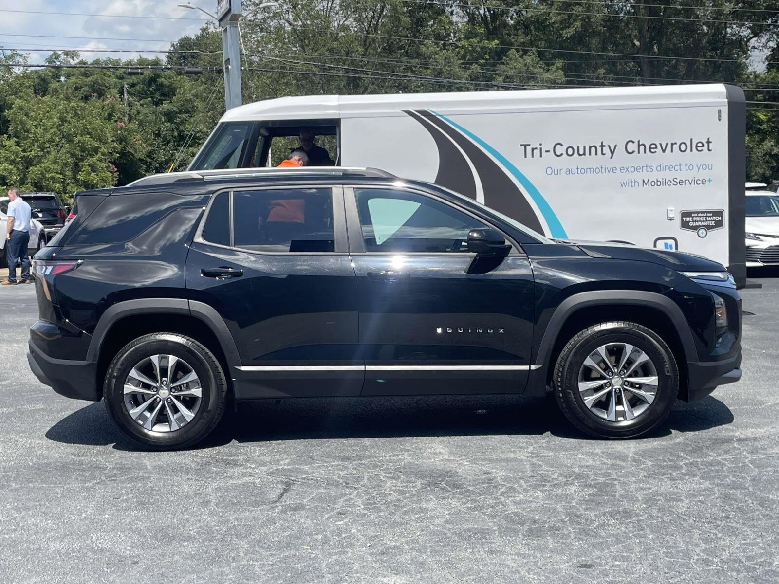 2025 Chevrolet Equinox LT photo 2