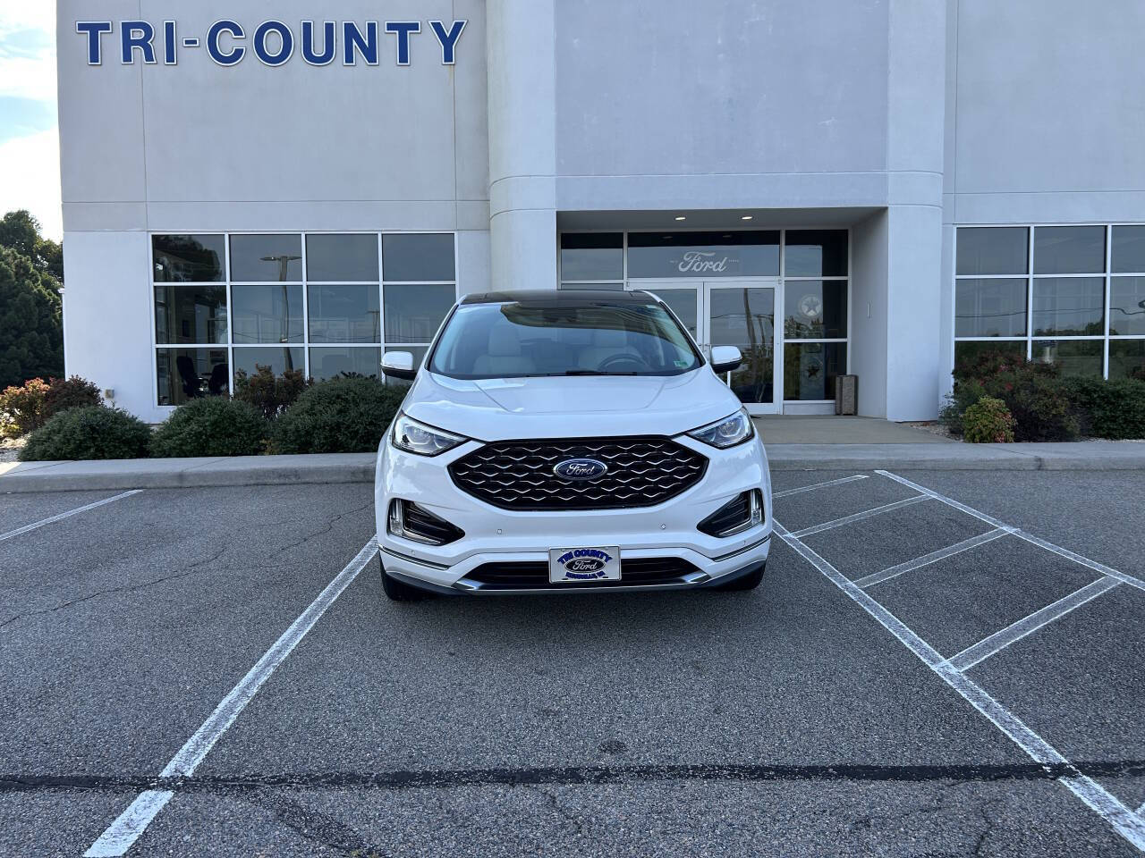 2021 Ford Edge Titanium photo 2