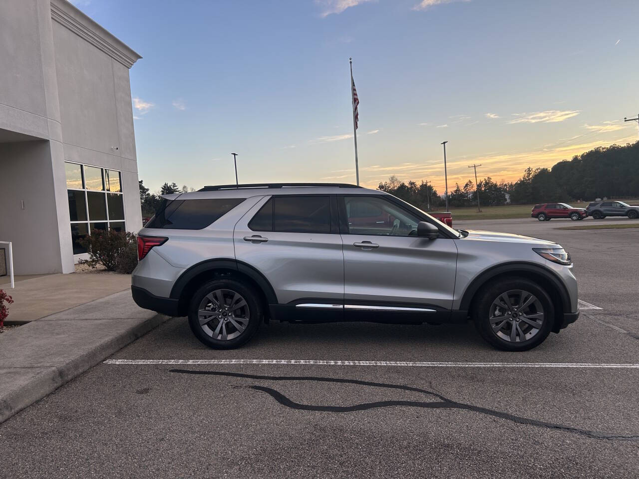 2025 Ford Explorer photo 2