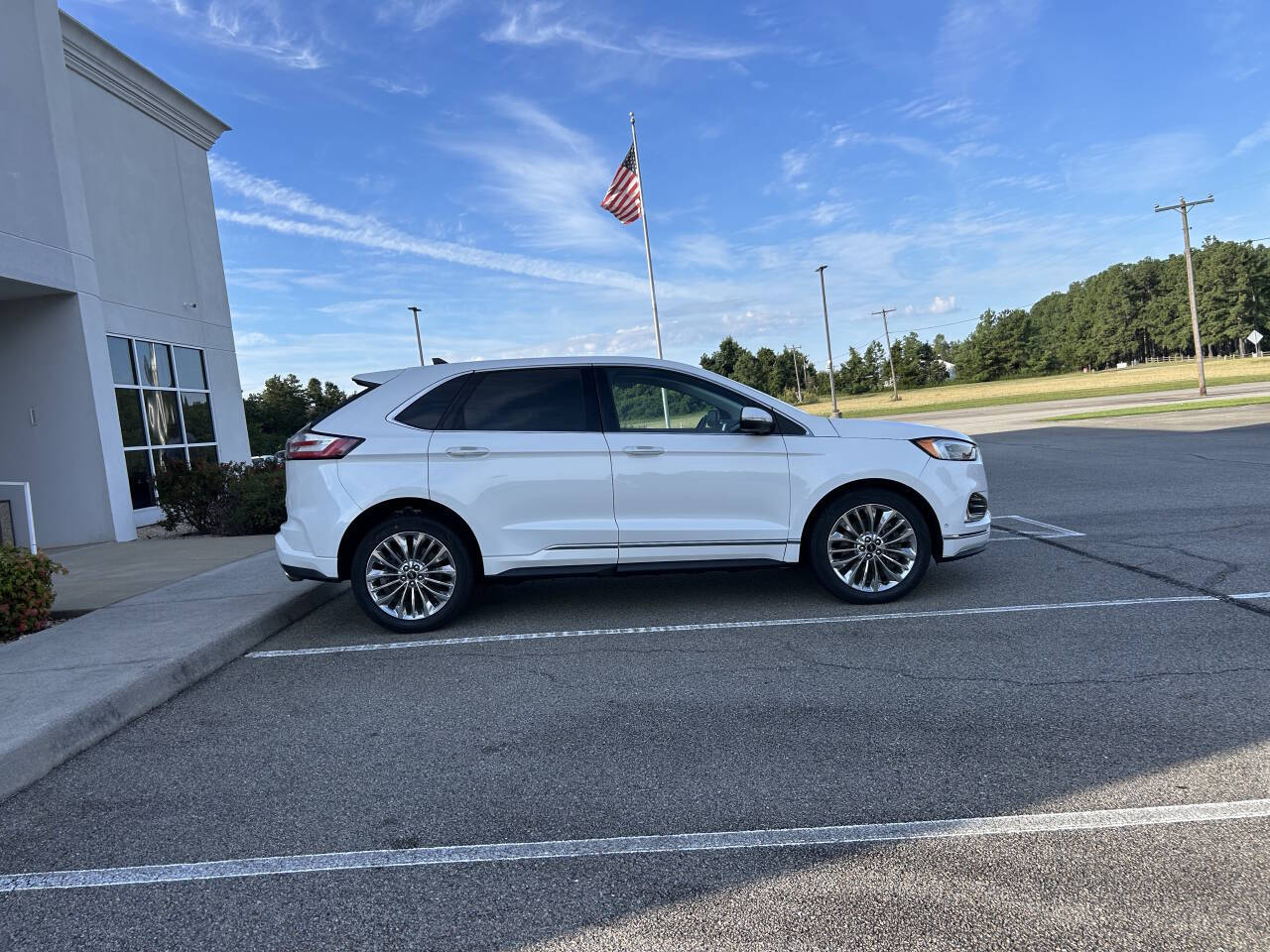 2021 Ford Edge Titanium photo 4