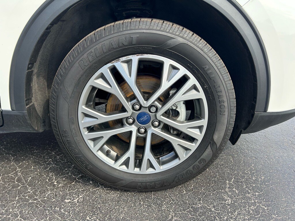 2022 Ford Escape SEL photo 2