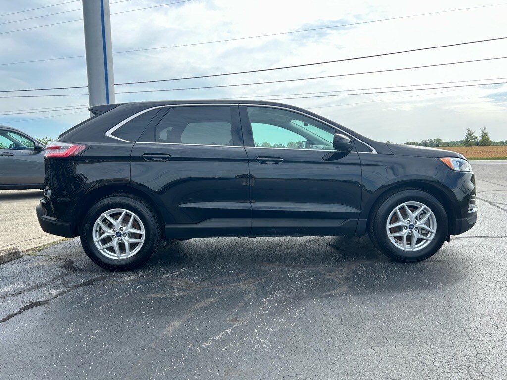 2022 Ford Edge SEL photo 2