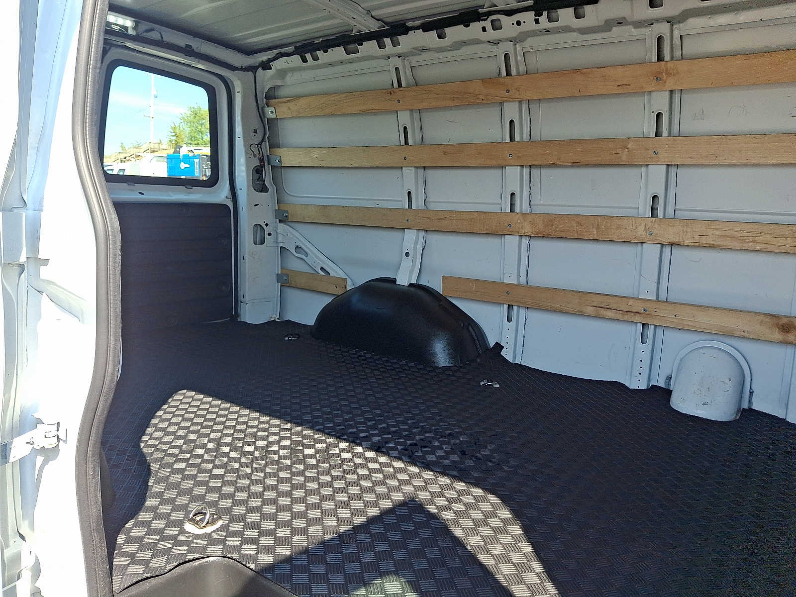 2024 GMC Savana Cargo Work Van - Photo 10