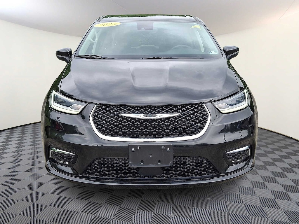 Used 2023 Chrysler Pacifica Touring L