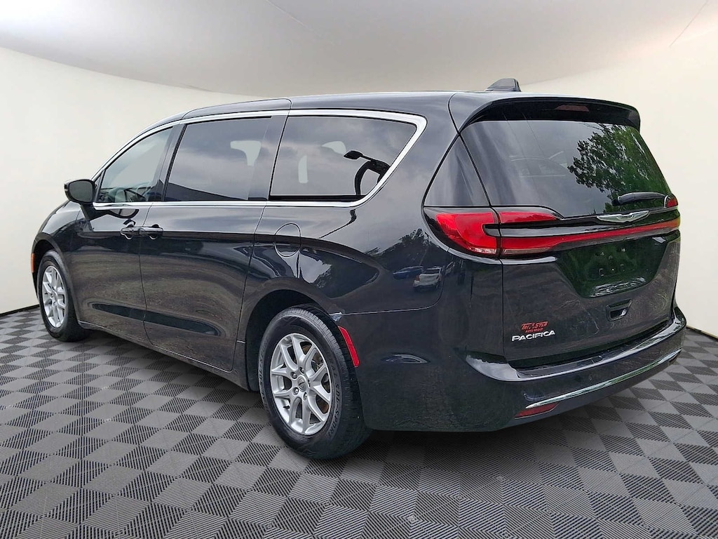 Used 2023 Chrysler Pacifica Touring L